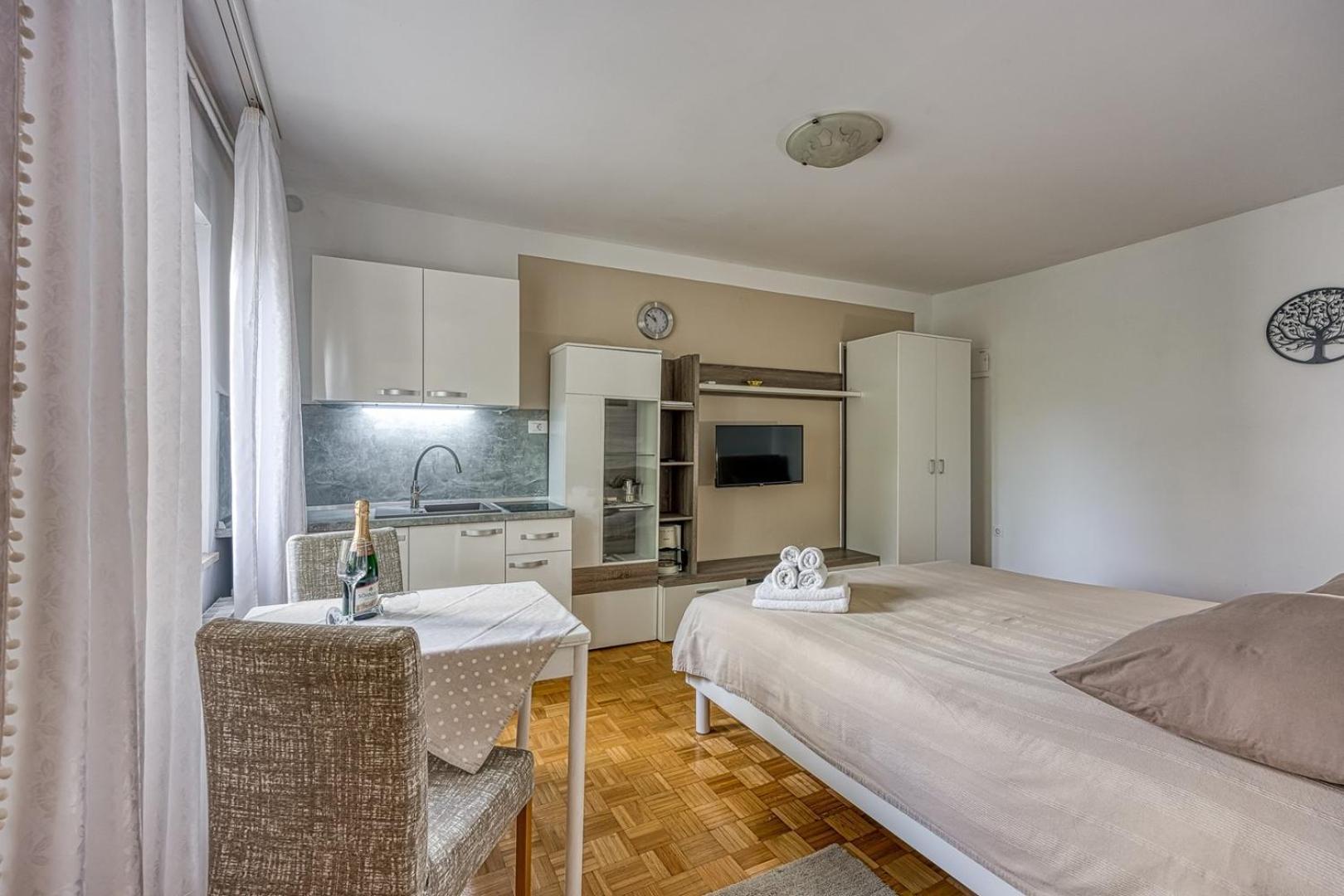 דירות פורץ Aparments Jedro&Karlo מראה חיצוני תמונה